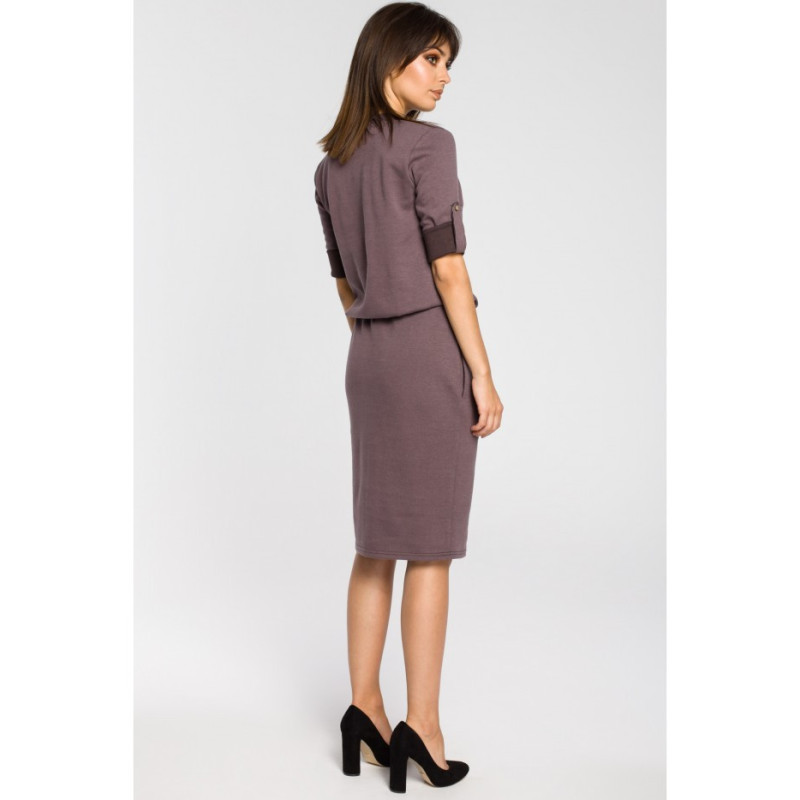 B056 Sukienka ze stójką i plisą w dekolcie - brązowa