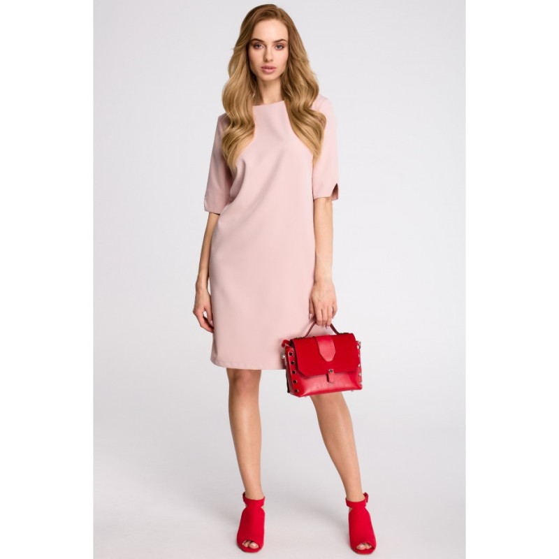 S113 Sukienka pudełkowa z dekoltem w serek z tyłu - pudrowa