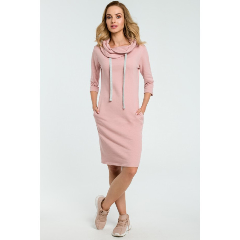 M391 Prosta sukienka dresowa z kołnierzem - pudrowa