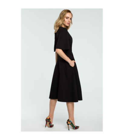 M396 Rozkloszowana sukienka z paskiem - czarna