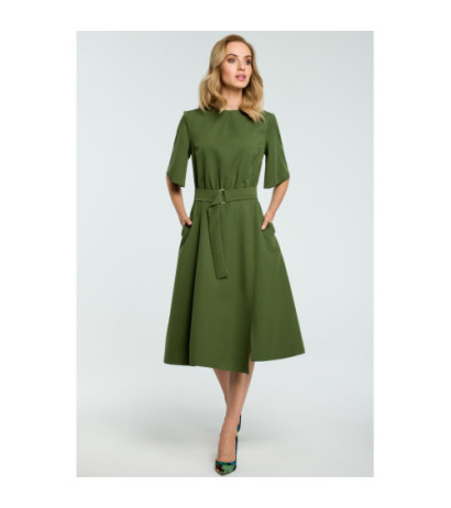 M396 Rozkloszowana sukienka z paskiem - zielona