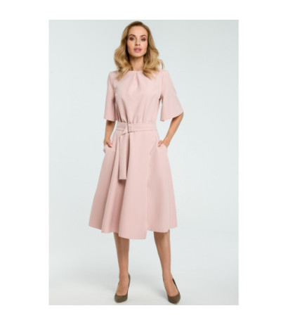M396 Rozkloszowana sukienka z paskiem - pudrowa
