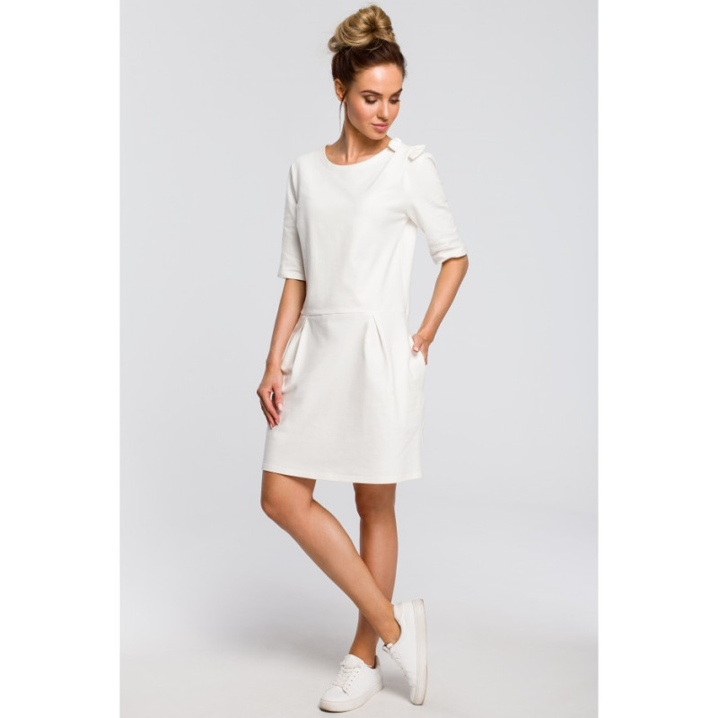 M422 Prosta sukienka z kokardką na ramieniu - ecru