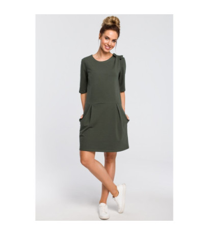 M422 Prosta sukienka z kokardką na ramieniu - militarno-zielona