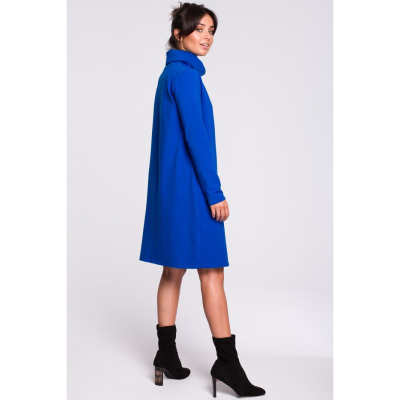 B132 Sukienka z wysokim kołnierzem - chabrowa