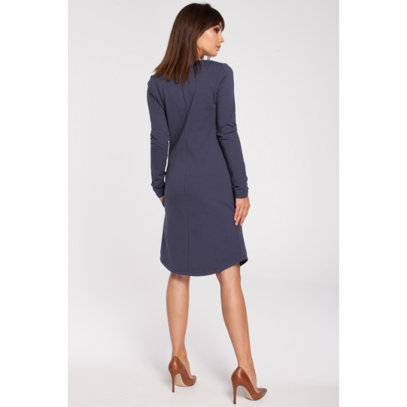 B017 Klasyczna sukienka z rozcięciem na dekolcie - niebieska