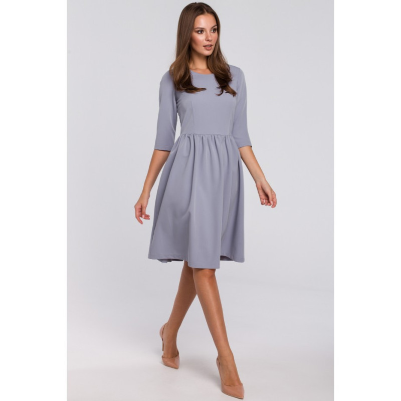 K010 Rozkloszowana sukienka odcinana w talii - kolor gołębi