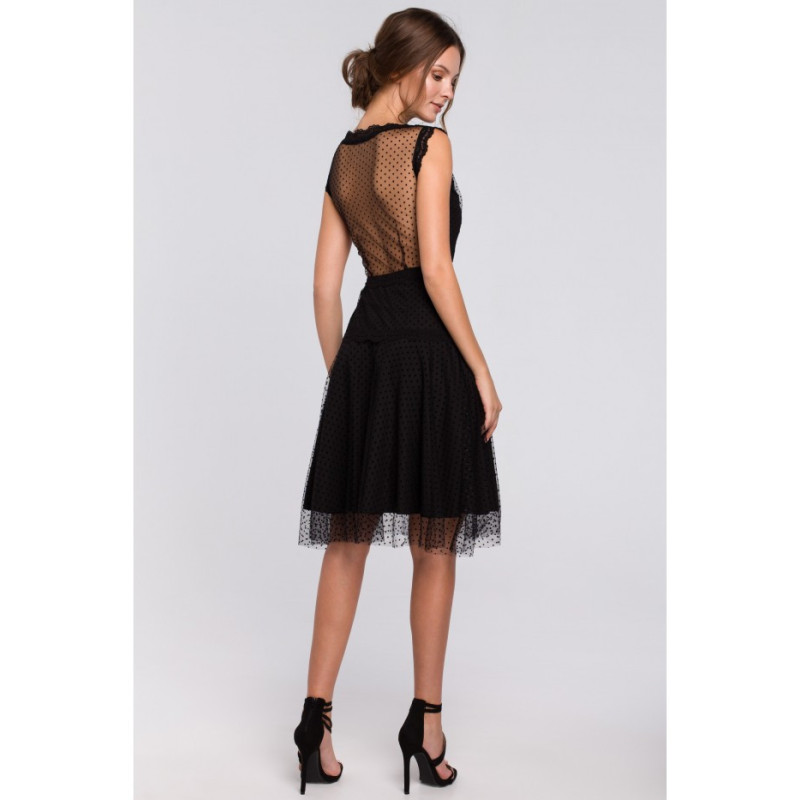 K030 Rozkloszowana sukienka w groszki - czarna