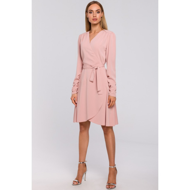 M487 Sukienka na zakładkę wiązana w pasie - pudrowa
