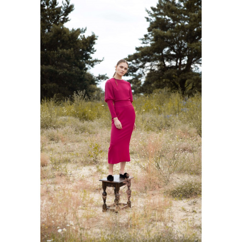 K079 Sukienka midi z wysokimi mankietami - śliwkowa