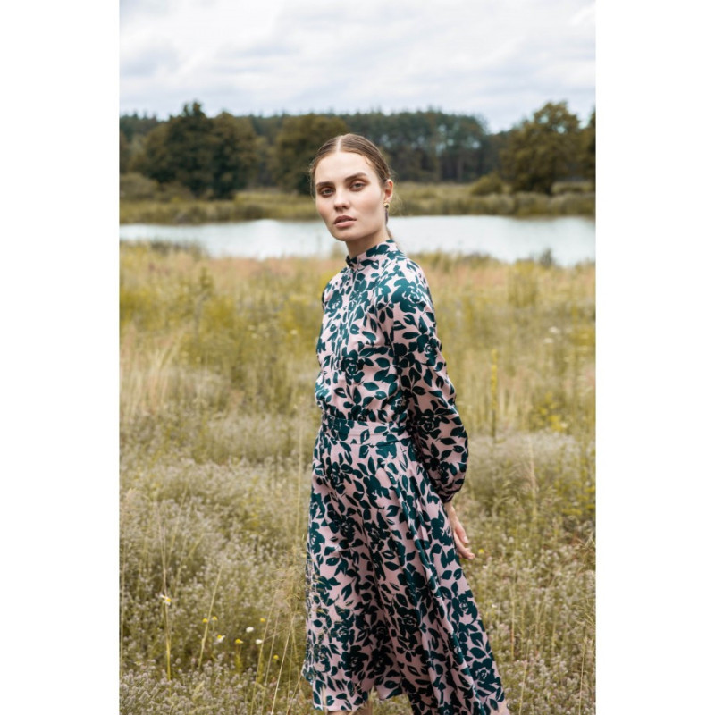 K084 Sukienka z rozcięciem na plecach - model 3