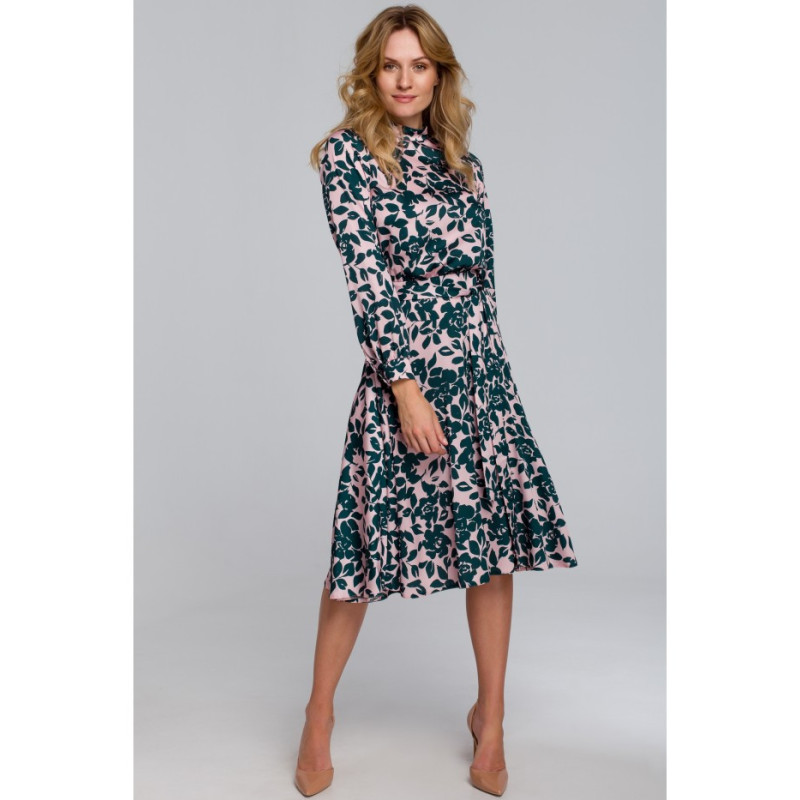 K084 Sukienka z rozcięciem na plecach - model 3