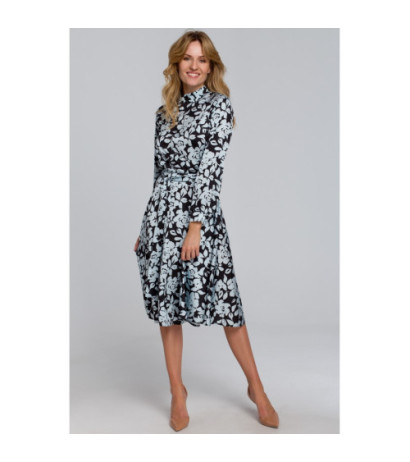 K084 Sukienka z rozcięciem na plecach - model 4