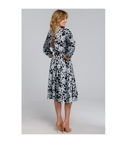 K084 Sukienka z rozcięciem na plecach - model 4