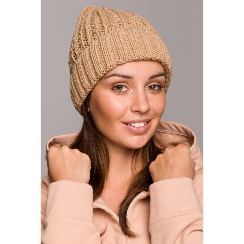 BK057 Czapka splot warkocz z wywinięciem - kamelowa