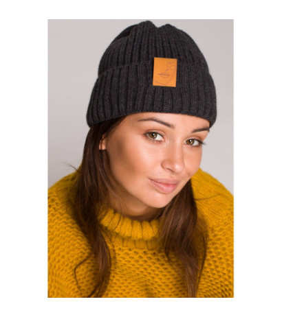 BK059 Czapka z wywinięciem i naszywką - grafitowa