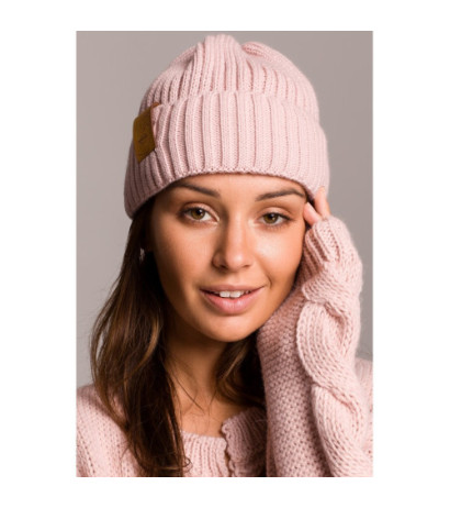 BK059 Czapka z wywinięciem i naszywką - różowa