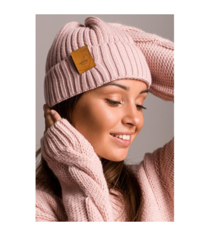 BK059 Czapka z wywinięciem i naszywką - różowa