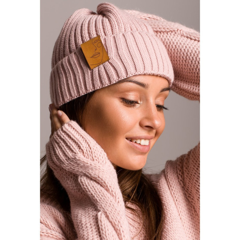 BK059 Czapka z wywinięciem i naszywką - różowa