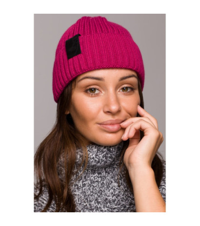 BK059 Czapka z wywinięciem i naszywką - malinowa