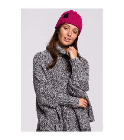 BK059 Czapka z wywinięciem i naszywką - malinowa