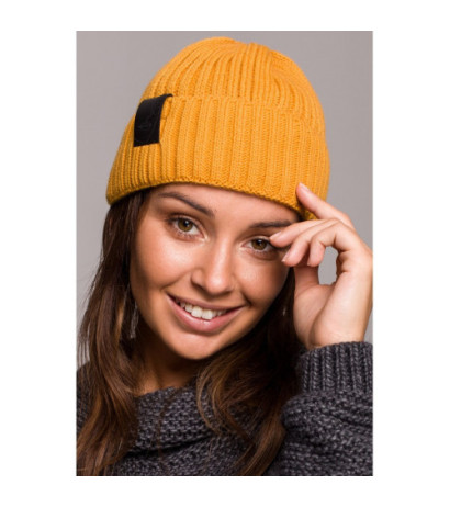 BK059 Czapka z wywinięciem i naszywką - żółta