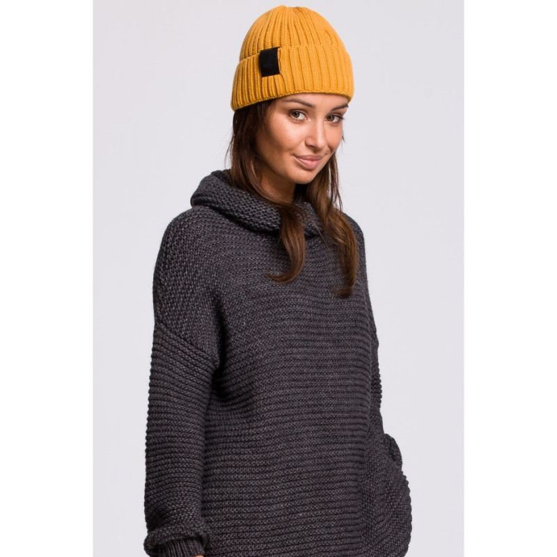 BK059 Czapka z wywinięciem i naszywką - żółta