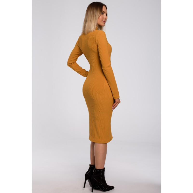 M542 Sukienka dopasowana z półgolfem - musztardowa