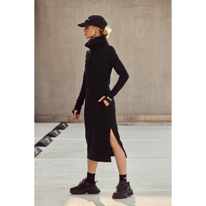 M622 Sukienka maxi z wysokim kołnierzem - czarna