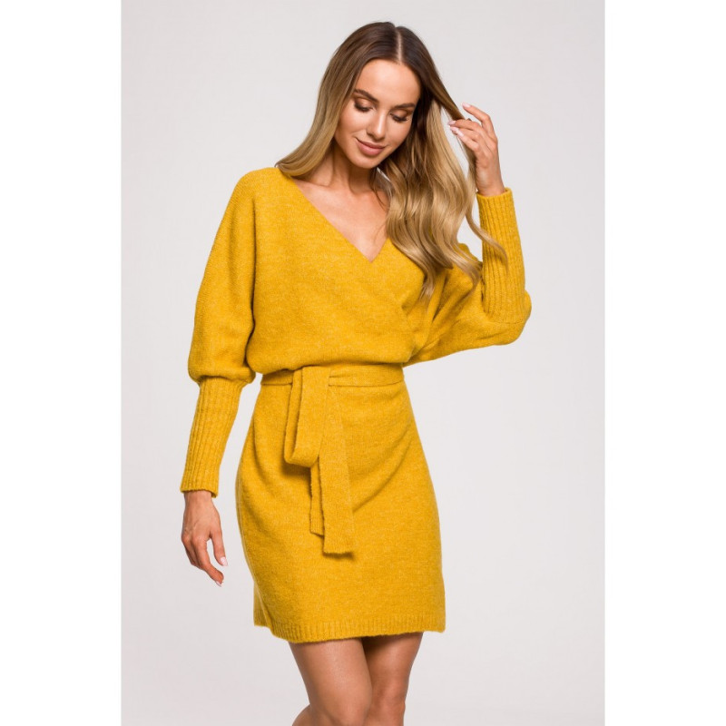 M631 Sukienka swetrowa kopertowa z wiązaniem - miodowa