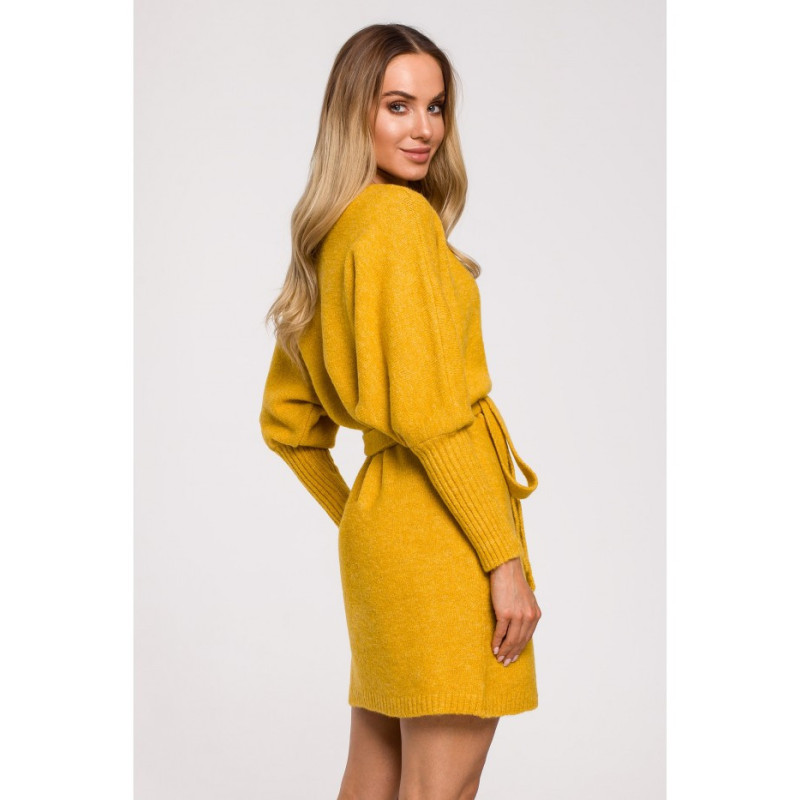 M631 Sukienka swetrowa kopertowa z wiązaniem - miodowa