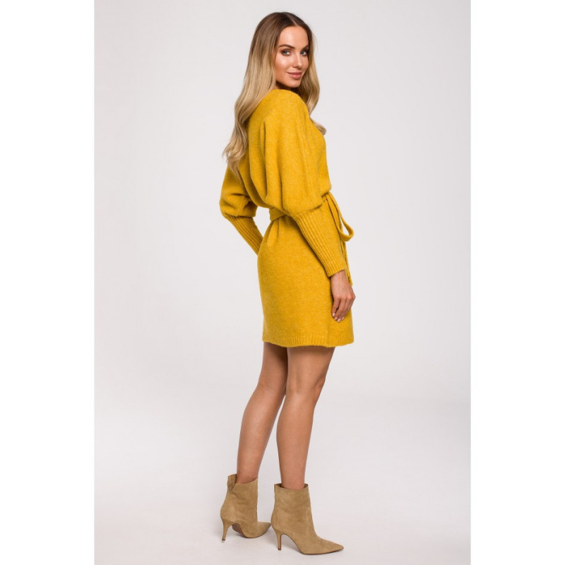M631 Sukienka swetrowa kopertowa z wiązaniem - miodowa