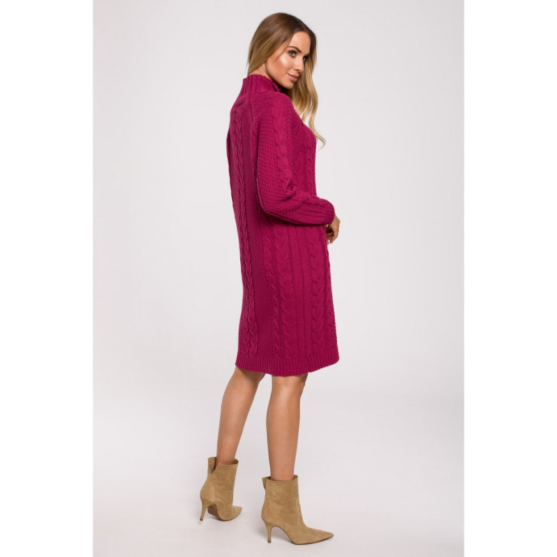 M635 Swetrowa sukienka z golfem i guzikami - różowa