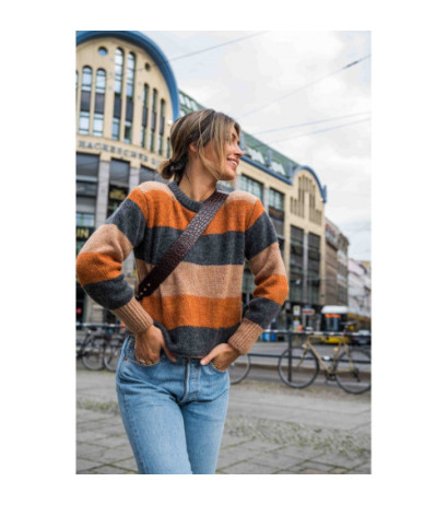 BK071 Sweter w pasy wielokolorowe - model 4