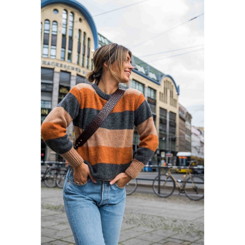 BK071 Sweter w pasy wielokolorowe - model 4
