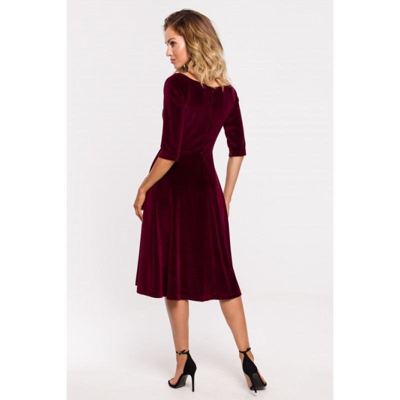 M645 Welurowa sukienka z dekoltem na ramionach - bordowa