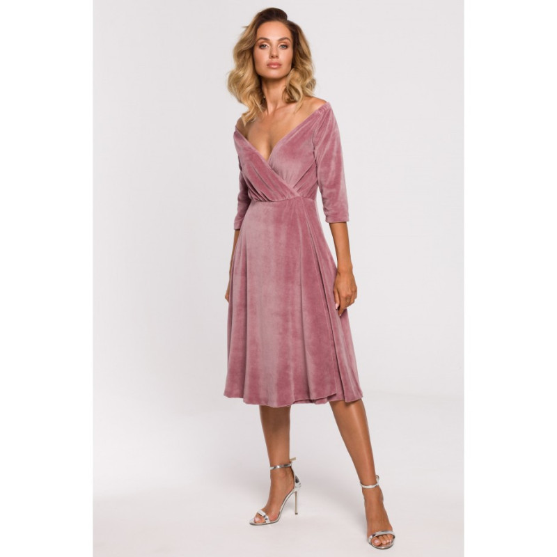 M645 Welurowa sukienka z dekoltem na ramionach - brudny róż