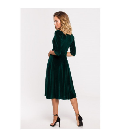 M645 Welurowa sukienka z dekoltem na ramionach - zielona