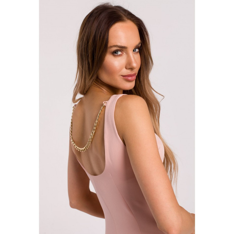 M667 Sukienka ołówkowa z łańcuszkiem na plecach - pudrowa