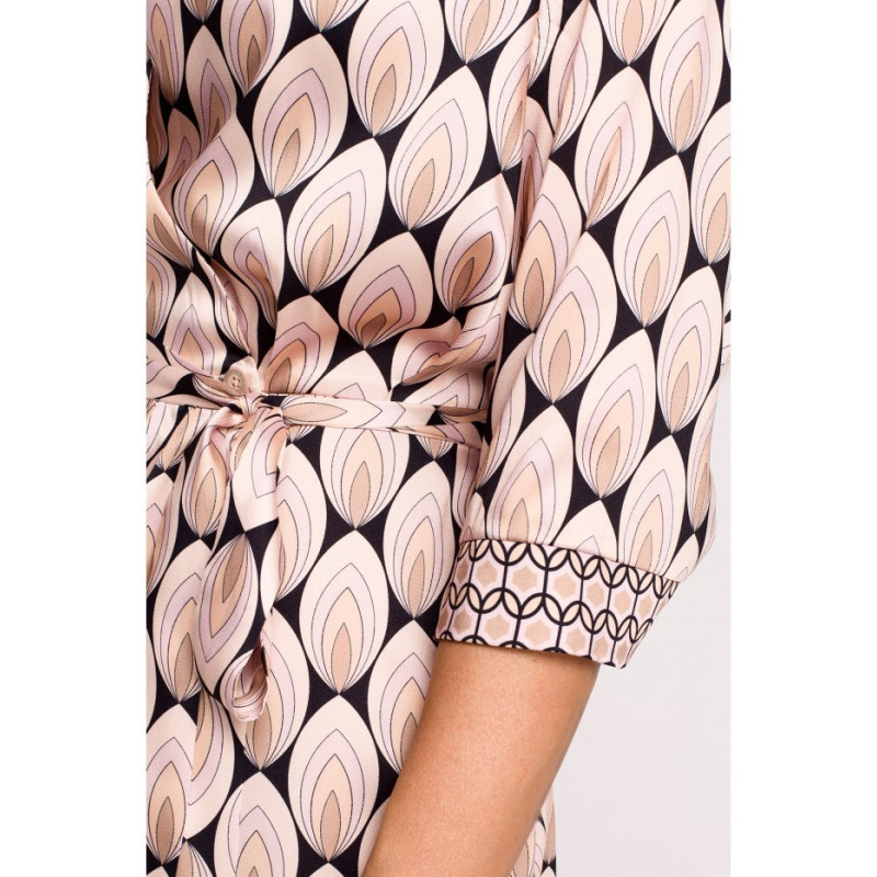 M668 Sukienka z nadrukiem na zakładkę z paskiem - model 3