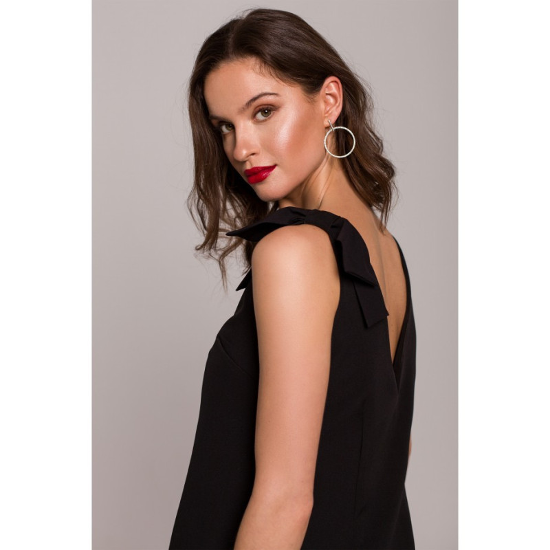 K128 Gładka sukienka z kokardą na ramieniu - czarna