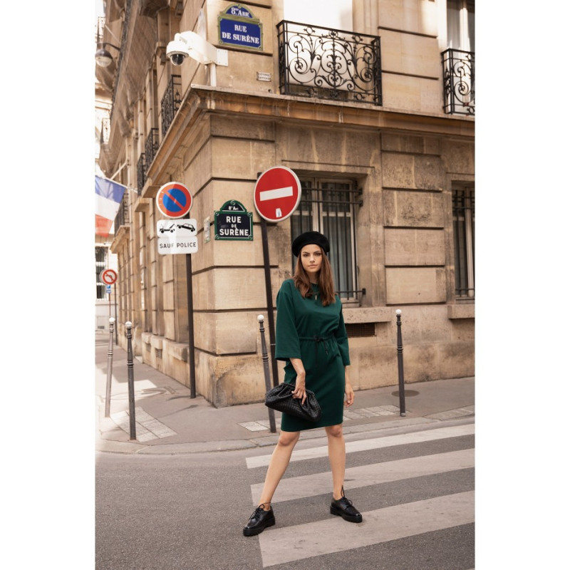 B234 Sukienka ściągana w pasie trokami - ciemnozielona