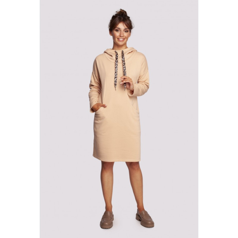 B238 Sukienka z wysokim kołnierzem i kieszeniami - beżowa