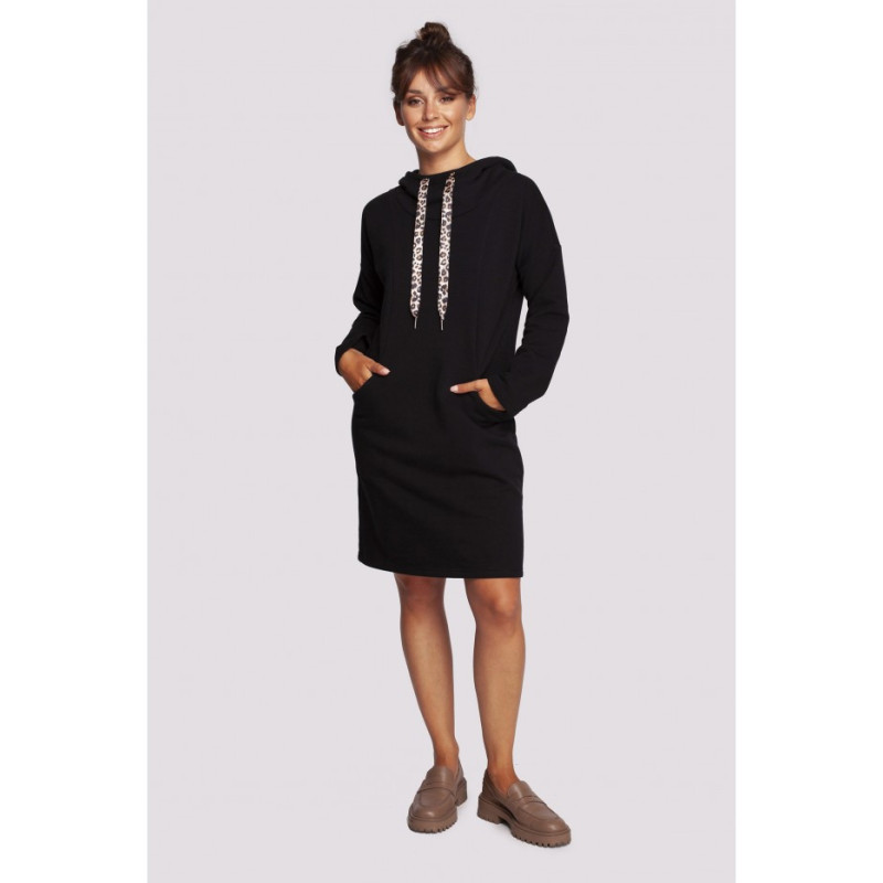 B238 Sukienka z wysokim kołnierzem i kieszeniami - czarna
