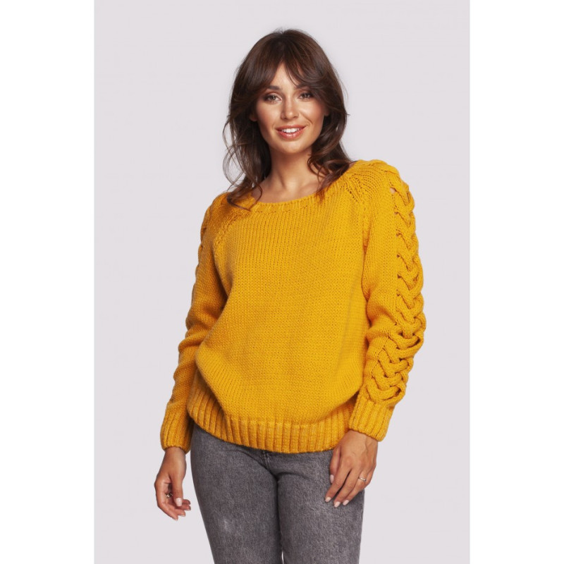 BK090 Sweter z szerokim dekoltem i warkoczem na rękawach - miodowy