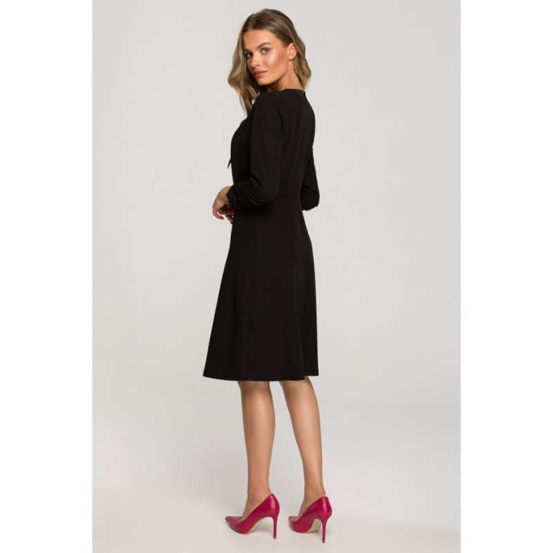 S325 Sukienka z wiązaniem w dekolcie - czarna