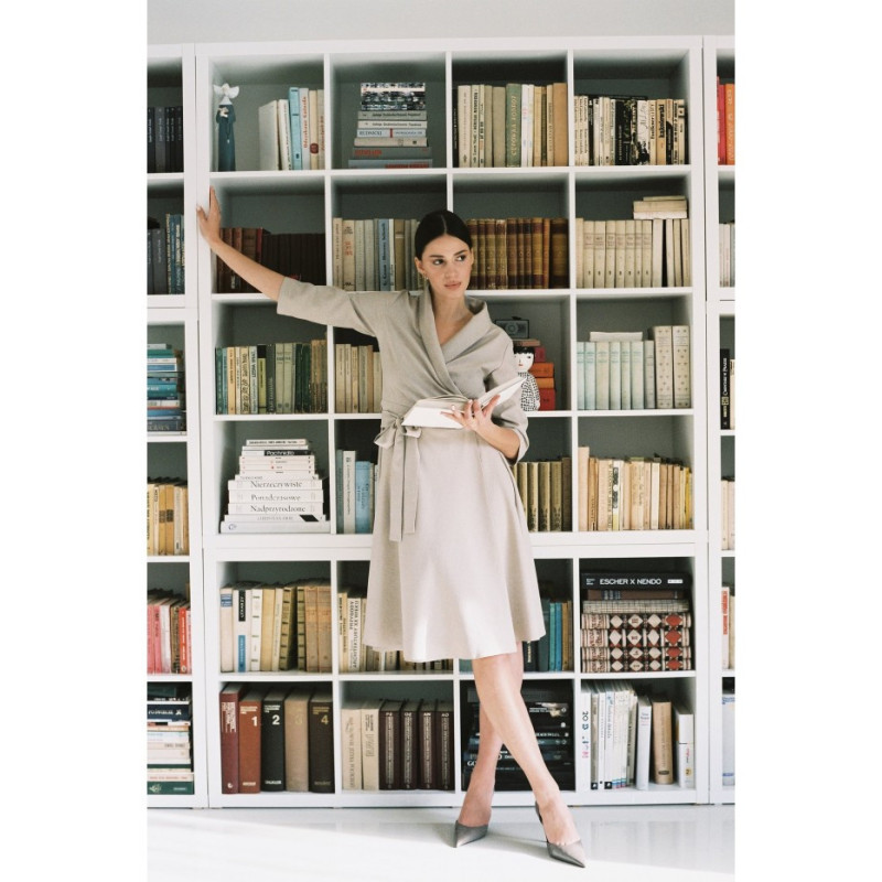 B255 Sukienka kopertowa z kołnierzem szalowym - beżowa