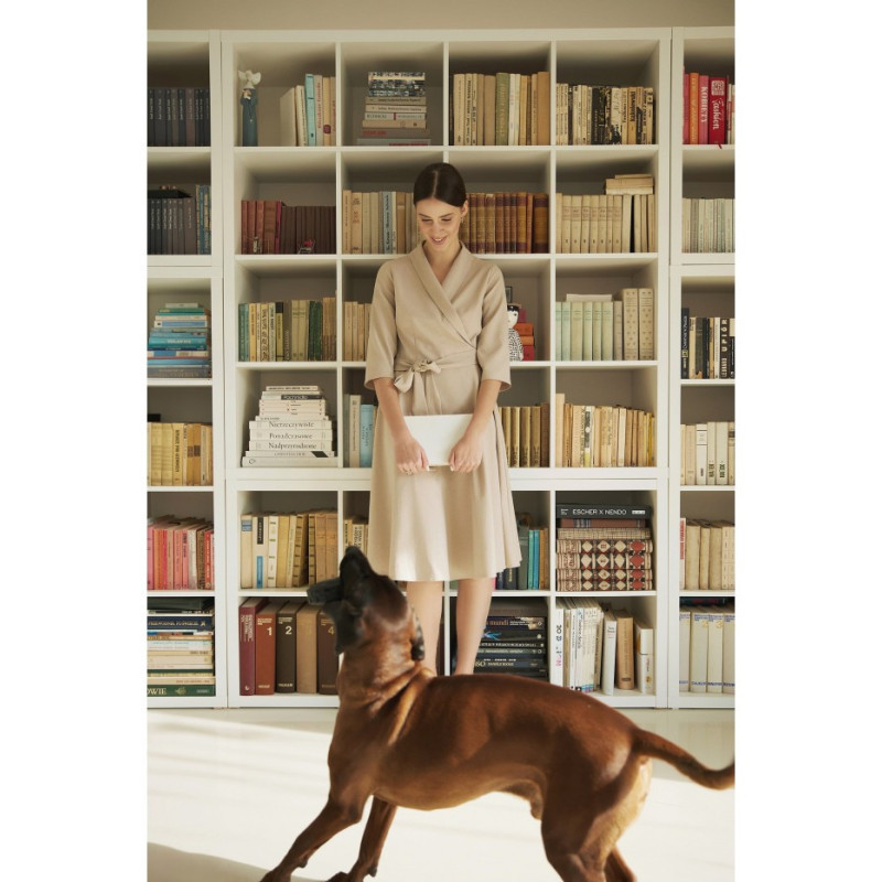 B255 Sukienka kopertowa z kołnierzem szalowym - beżowa