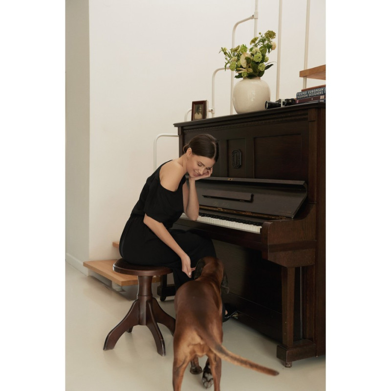 B264 Sukienka maxi z dekoltem i elastyczną talią - czarna