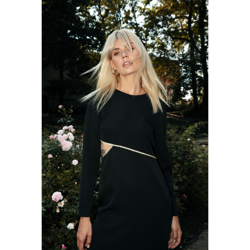 K180 Sukienka maxi z wycięciem w talii - czarna